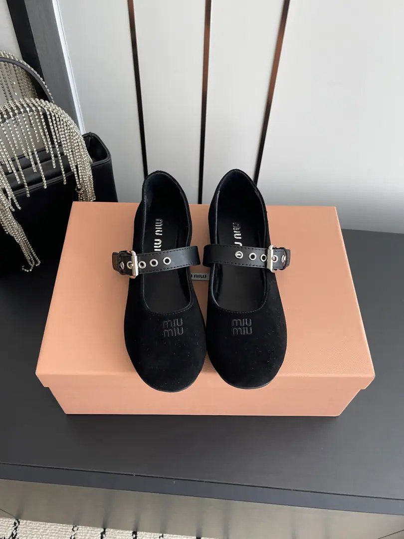 🏧𝐌𝐈𝐔 𝐌𝐈𝐔 Mu-chun's Summer New Money Mary Jane. Roman belts and little leather shoes. The Mu family has become more involved in the everyday life of ballet. To draw the classic outline of the dancing shoes with modern brushes Super soft paint leather ballet shoes. I'm inspired by the classic Japanese shoe staircase. Simple, not red, for many shapes. ♪ The stylish between the steps ♪ The shoe is imported into the skin. Inner water dyes sheep's skin. Original open-form Eclide Base Codes: 35-39（40Do it.）