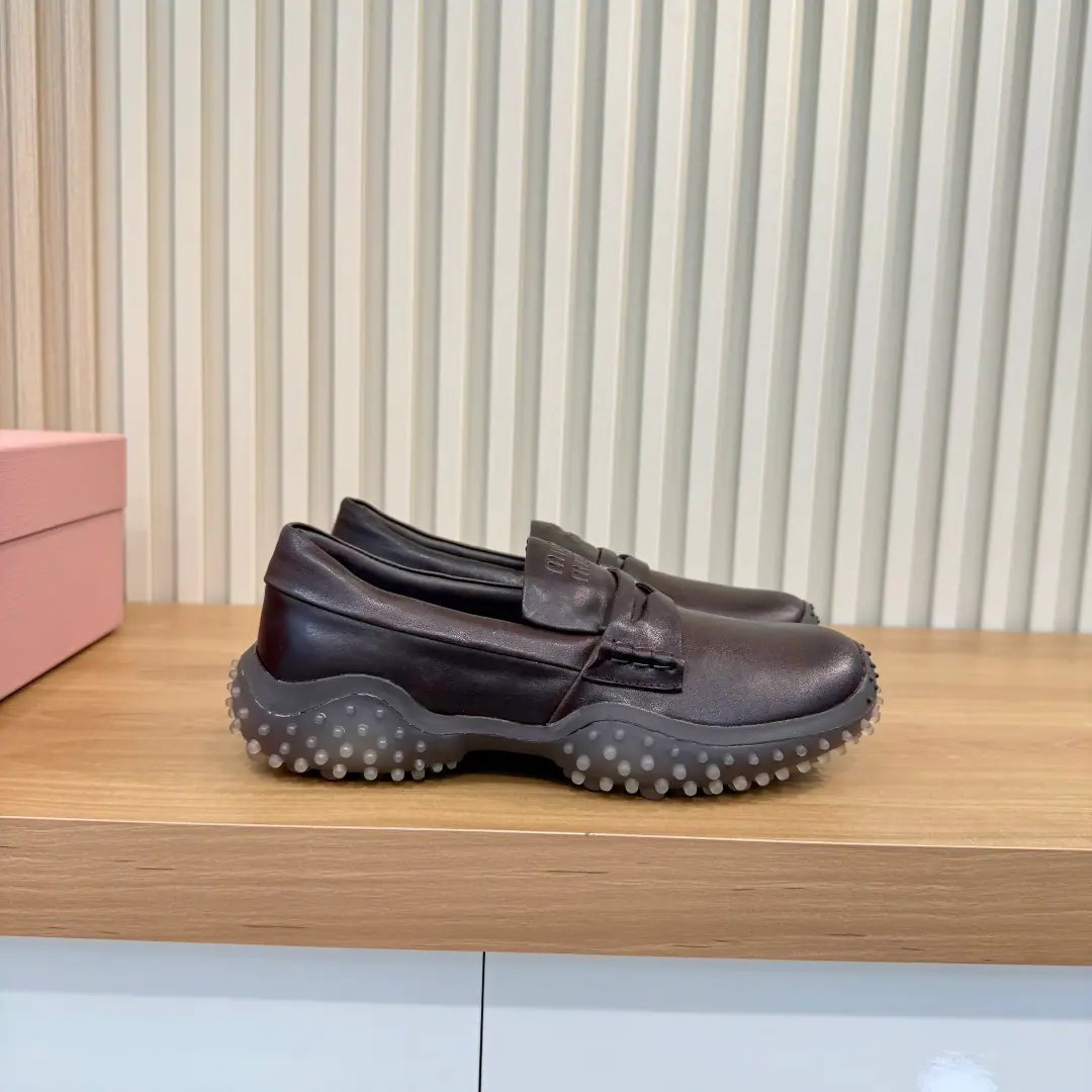 Plant price MiuMiu.Mu Mu.2026The new Autumn is a good old Queen's. Jane's design is a little bit of a stump., It's easy to wear., ♪ ♪ ♪ Skinning shoes on ♪, Press branding., The details are so patient.. Particle thick, slide-proof rubber floor., ♪ Soft feet ♪, I'm not tired of getting taller.. The regenerate process is full of fragrants.. Telecommuting, It's a good day's trip., With jeans., Half-clothed., And I'm a little bit of a stylish.. Size: 35-40（41Do it.） Full original package