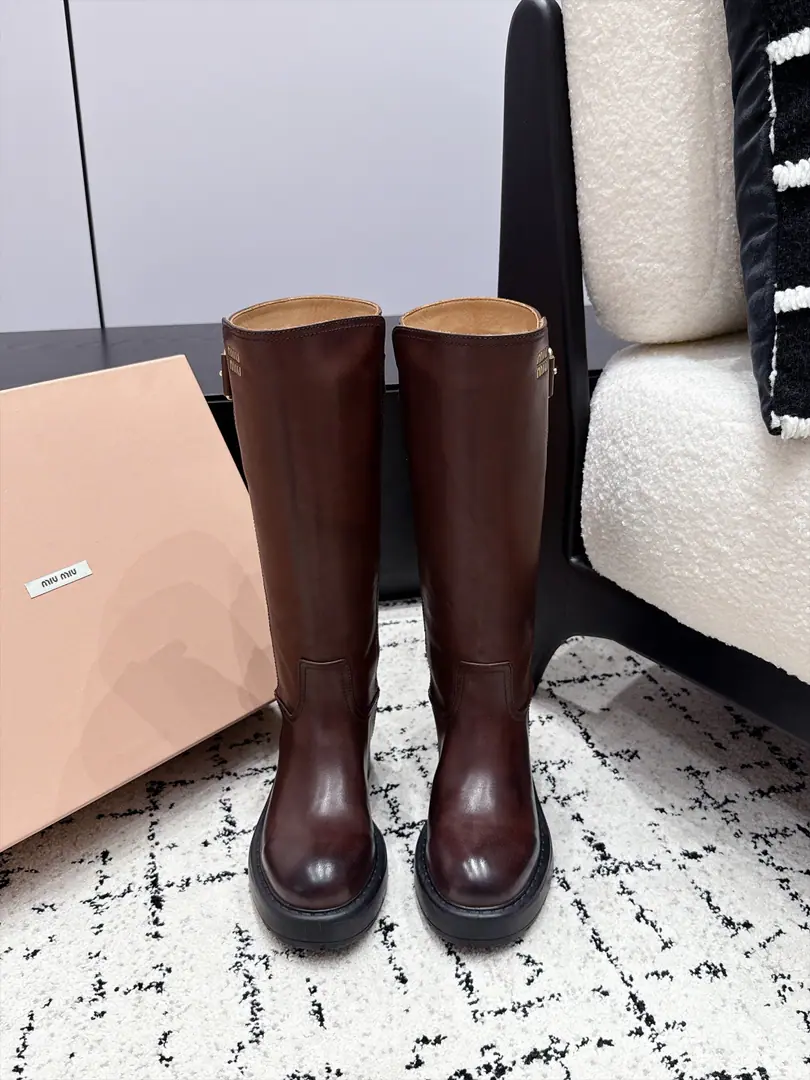 miu miu Mu Mu. 26/ Autumn and winter is a big, high-stacked boots. Knight's boots. The most worthy boots this year. A super-net red star on his feet. Autumn is really hot. Autumn and winter limits The counter is very difficult to buy. Looks tough. It's really soft and very nice.！I'm so impressed with my feet.！ The boots are wide. No matter how thick your legs are. You can wear a loose and straight leg.！！ ✔️Fabulous.: Bullskins. ✔️Uchi.: Water-tied cow skin. ✔️Otsumi!: Original rubber bottom ✔️Size: 35-40（40Do it.）