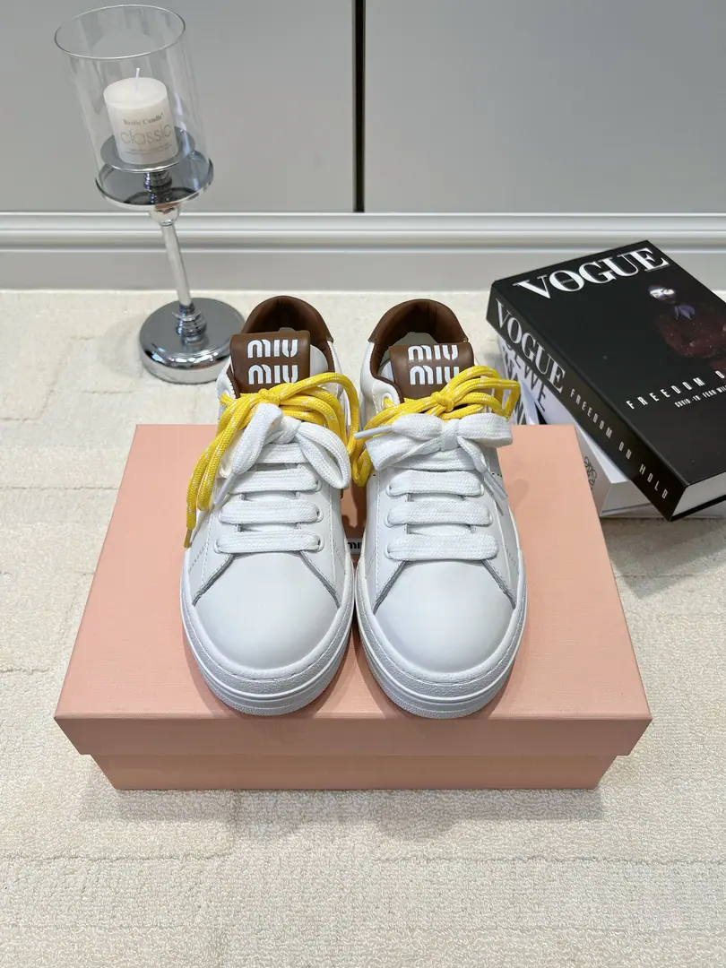 G Miu Miu Mu Mu Bai is a big-brown-ass shoe.26ss It's so gentle and soothing.Miu MiuSlabs. Clean milked white cow shoes., The back of your tongue and the stick of caramel brown., Mellad's perfect.. _Other Organiser, Two pairs of yellow shoelaces., It can be replaced with attention., It's a simple switch to different ambiance.. Round and wide shoes with a variety of feet., The thick and the thick and the high., Long legs ratio, The upper foot doesn't weigh too much.. Shoe tongue brand.logoI'm full of recognition., The girl's feelings are just like a rejuvenating one.. Telecommuting, Out., It's a good day to go shopping., Actual penetration online. ▪Shoe.: Head-decked cow skin. ▪Foot.: A sheep's shoes. ▪Otsumi!: Rubber Bottom ▪Codes: 35-39（40I'll make sure I don't change it.）