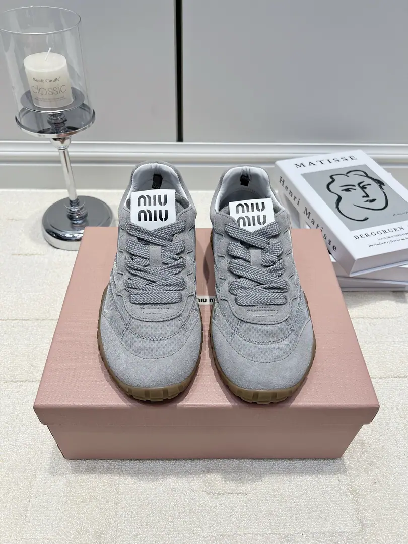 G Miu MiuMu Mu's all gray, Pigage's German-faced and leisurely Agan's shoes.26ss High-level ash never obsolete Miu MiuThe retrode shoes are too classy. The gin is shallow ash and saturated., ♪ The cold is simple ♪, It's a season for the fit. Nebula+- The pair of shoes., It's not boring to breathe., It's a straight mass. The wave shoe belt structure is full of details., The whole thing is a little thicker., You can't walk like that. Shoe tongue.logoIt's a little bit simple., Flexy feet., I'm not gonna be a burden on you. With straight jeans., Leisure suit., Half-wolf dress., The gymnail pants are a great ride. Telecommuting, Out., I just need to get out of town., The very simple girl shoe cabinets are required for the money. ▪Shoe.: Counter-feather skin.➕Airnet. ▪Foot.: In the sheep's skin. ▪Otsumi!: Rubber Bottom ▪Codes: 35-40（40I'll make sure I don't change it.）