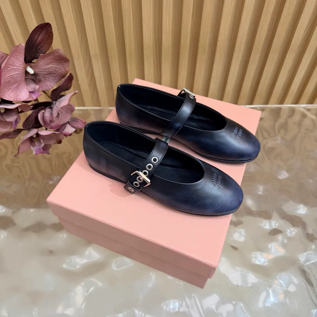 𝑀𝑖𝑢𝑀𝑖 ²⁰²² Mu. Mu. New paragraph🩰Square Ballet.🎀Mary Jane's shoe series is new.🎀miumiu ★★★★★ Paris Fashion Week's latest show., A new set of cozyness and fashion styles., Pointheads and round-head designs match different style requirements ♺ Shoe.: Skins of a colored cow. ♺ Uchi.: The original custom is in the sheep's skin. ♺ Otsumi!: Original Base ♺ Shoes.: 35-39（34, 40, 41Custom without re-offer） ♺ The most expensive cabinet is packed.
