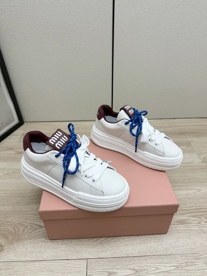 Get out of the factory.（High Version） MiuMiu Mu Mu. 26/ A new recreational shoe in the morning and autumn. White shoes. The whole new colored colored color line is a hot pair of white shoes. A certain amount of money.～Jane's Advanced It's very comfortable with your feet., Income required for the year！The latest show, a painting of the international and foreign bloggers., Little Red Book Herb Grower Series, The old man blew up a simple sports shoe design with his stylish feet., Very recognizable shoe tongue., ♪ Make the Buddha's sweet and leisure wind ♪~~You can't go to the footyard without matching.！ ✔️Shoe.: Bullskins. ✔️Uchi.: Lamb skin. ✔️Otsumi!: TPuOtsumi! ✔️Size: 35-40（40Do it.）