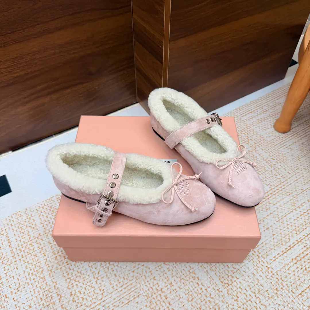 𝑀𝑖𝑢𝑀𝑖 ²⁰²² Mu. Mu. New paragraph🩰wool. Ballet.🎀Mary Jane's shoe series is new.🎀miumiu ★★★★★ Paris Fashion Week's latest show., A new set of cozyness and fashion styles., Pointheads and round-head designs match different style requirements ♺ Shoe.: Cows are counter-feat.➕wool. ♺ Uchi.: Original customizes the wool inside ♺ Otsumi!: Original Base ♺ Shoes.: 35-39（34, 40, 41Custom without re-offer） ♺ The most expensive cabinet is packed.