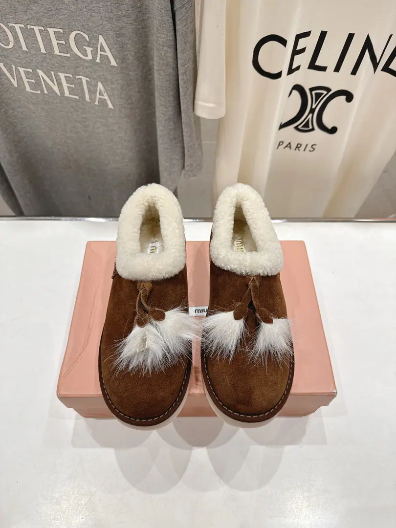 High Version Out MiuMiu/Mu Mu.F 2026ssAutumn and winter show.·A pair of fur shoes with a thick sluice. He's always on the cover of the major fashion magazines.·All the stars., Little Red Books have a big love., It's more elegant with a hairy stump., Your feet are a bit more amazing.✨I'll never regret it.· The upper foot is very comfortable and super-stable.·It's still sweet and salty.⚠️（ZPDevelopment of hardware, Custom Colours） ✔Shoe.: Customize import of high-swilight cattle revel ✔Uchi.: Import lamb wool ✔Shoes under the sole.: Original version to open ✔Codes: 35-40（40Custom） （Full𝗭𝗣Packaging）