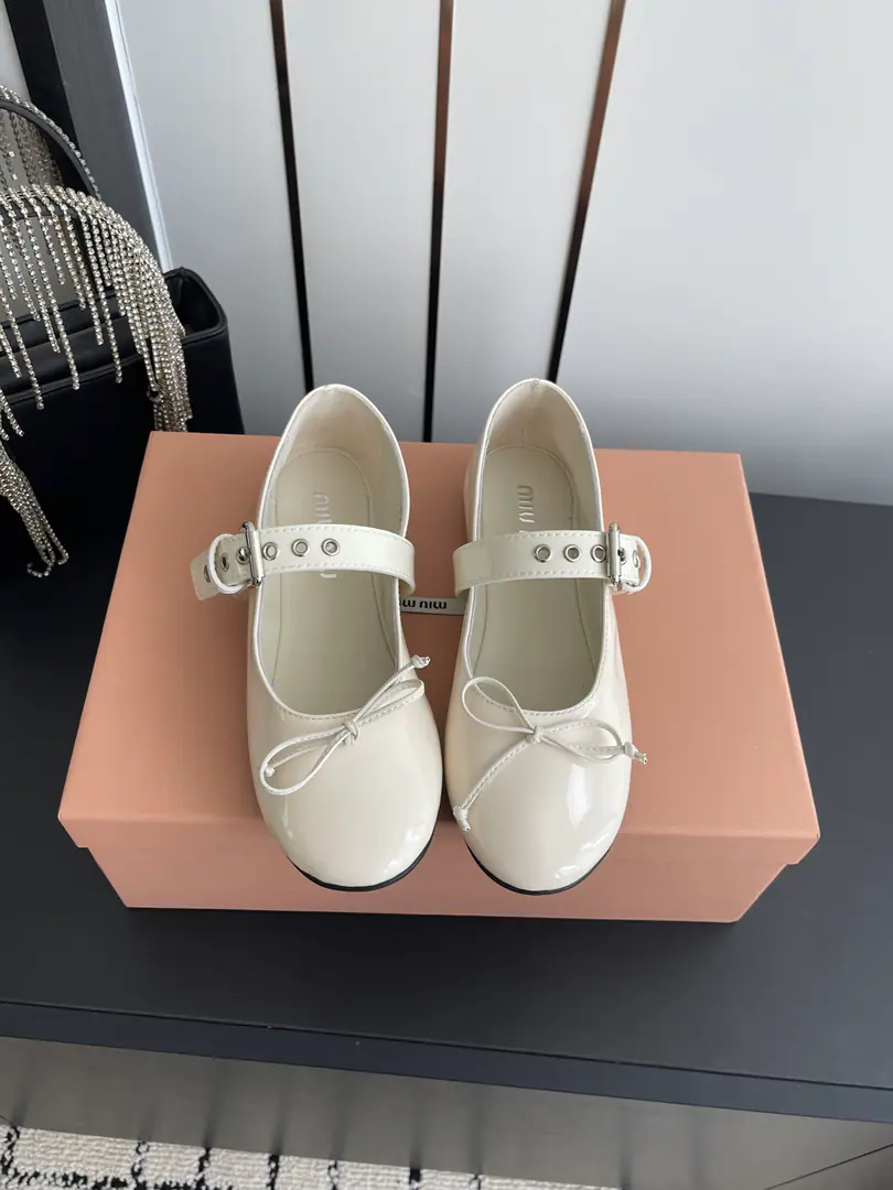🏧𝐌𝐈𝐔 𝐌𝐈𝐔 Mu-chun's Summer New Money Mary Jane. Roman belts and little leather shoes. The Mu family has become more involved in the everyday life of ballet. To draw the classic outline of the dancing shoes with modern brushes Super soft paint leather ballet shoes. I'm inspired by the classic Japanese shoe staircase. Simple, not red, for many shapes. ♪ The stylish between the steps ♪ The shoe is imported into the skin. Inner water dyes sheep's skin. Original open-form Eclide Base Codes: 35-39（40Do it.）