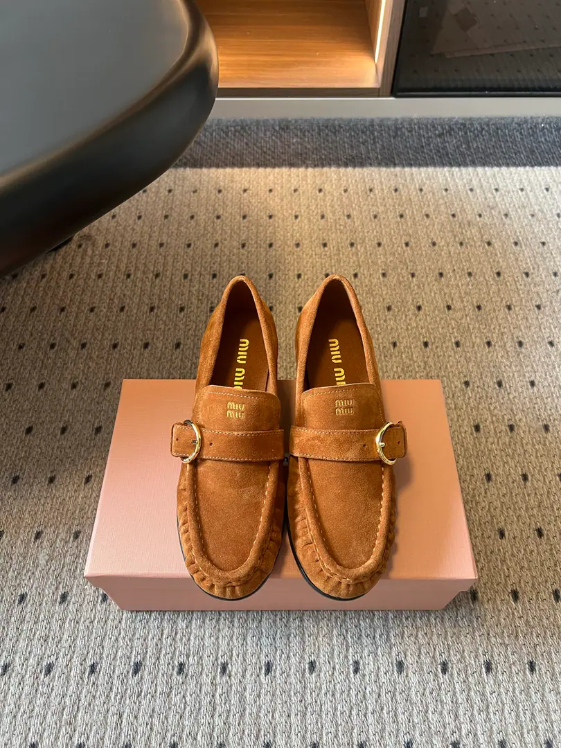Top Quality Miu Mi*26ssThe new old old heel LeFoo shoes. I'm a little bit of a little bit of a vibe., Swingy and moist feet., The shoe mouth is wrinkled and the edges are perfect., Metal round button nod to improve the quality, A simple, foot-set, generous set.. It fits in a variety of styles., With suit and suit., The mood is full with the ancient half-skirt., A lot of things can be done by commuting and dating.. Shoe.: Bullskins./Cows are counter-feat. Uchi.: Lamb skin. Otsumi!: Rubber Bottom size: 35-40Code（40Code custom is not to be changed） He's tall.: 5cm