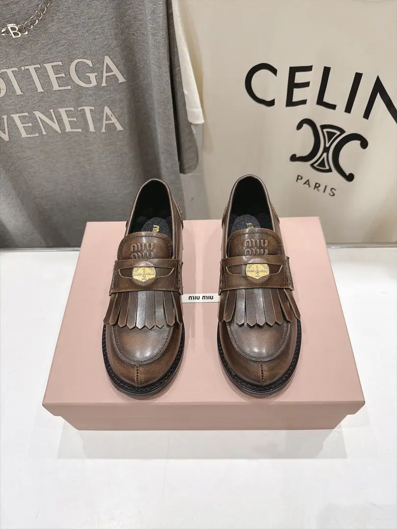 High Version Out MiuMiu/Mu Mu.F 2026ssAutumn and winter money.·Lucky money series of limo shoes and leisure shoes. All the stars., Little Red Book fashion masters have grass.. Shoes with coins and bouquets.MiuLogo, To show the classics of a different class.. The upper feet are very comfortable.·It's still sweet and salty. ⚠️（ZPDevelopment of hardware, Custom skin colour） ✔Shoe.: Customize imported head-deck skin ✔Uchi.: Import of sheep skin ✔Shoes under the sole.: The original model of the rubber floor. ✔Codes: 35-40（40.41Custom） （Full𝗭𝗣Packaging）