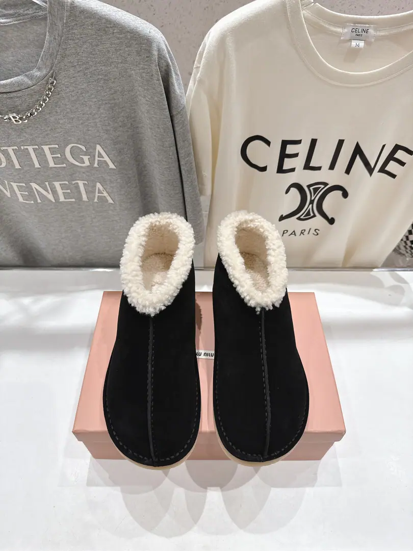 High Version Out MiuMiu/Mu Mu.F 2026ssAutumn and winter show.·Furry little boots, snow boots, fur shoes. He's always on the cover of the major fashion magazines.·All the stars., Little Red Books have a big love., Your feet are a bit more amazing.✨I'll never regret it.· The upper foot is very comfortable and super-stable.·It's still sweet and salty.⚠️（ZPDevelopment of hardware, Custom Colours） ✔Shoe.: Importing high-swilight cattle back-feathers ✔Uchi.: Australian imports of wool ✔Shoes under the sole.: ZPThe rubber floor. ✔Codes: 35-40（40.41Custom） （Full𝗭𝗣Packaging）