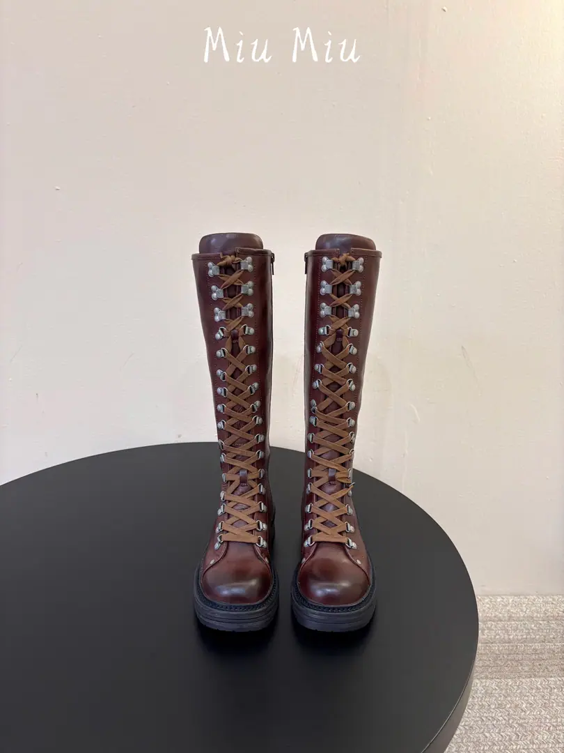 Top miumiu fw26 ne arrival～ miuHome.26Autumn boots.！The style is a base short-car boot., But the details are full., The little thought of a girl is hidden in the rough.！Our leather version is very good., Imported a skin with waxed cattle., I feel like I can wear a quality for years., And it's gonna be more and more qualitative.！ The inside calf skin., The soles of the shoe are combined with the bottoms of the shoe.！ size 35-41