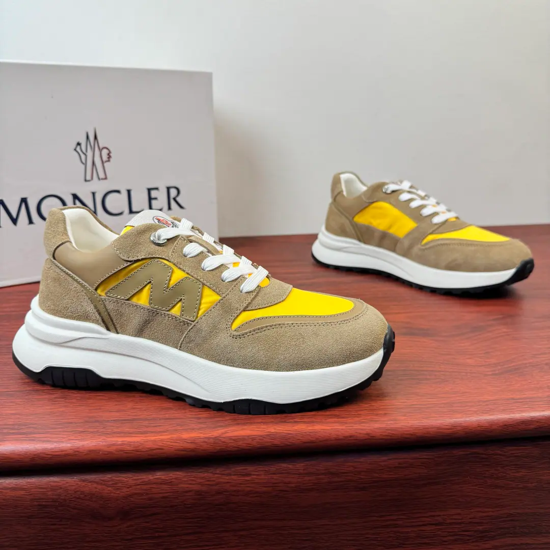 Moncler/- No, no, no. A man's new sneakers. This sneaker is nylon-coated nylon-coated velvet-faced leather-shoe., I'm gonna blend in with the black-faced leather stripe., The side is pretty sharp.“M”Alphabet leather identification, The details of the shoe tongue with the branding weave logo, A combination of flexible, double-colour rubber skating and deflating the bottom., The leather fabric is mixed inside., The logo, the cow's skin and foot., I'm just gonna go up and get some air.！Full packaged dustproof bags！ Size: 39-40-41-42-43-44 Standard leather shoe size.（38/45You're not going to back off.）