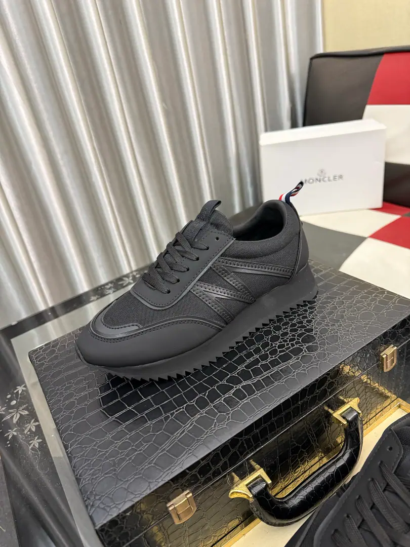 Get out of the factory.⌚️⌚️ Moncler- No, no, no. Men's winter., Import gas vents, Chlorbutyl rubber The various materials are made together., Shoes face design using shoelaces and rubber embedded, Back up.MonclerMark, BaseTPU+Rubber+High-ball rubber bubbles., Very resilient and durable., Make it more comfortable., It's worth the effort, both on the shoe and the color design.！ Size: 38-46