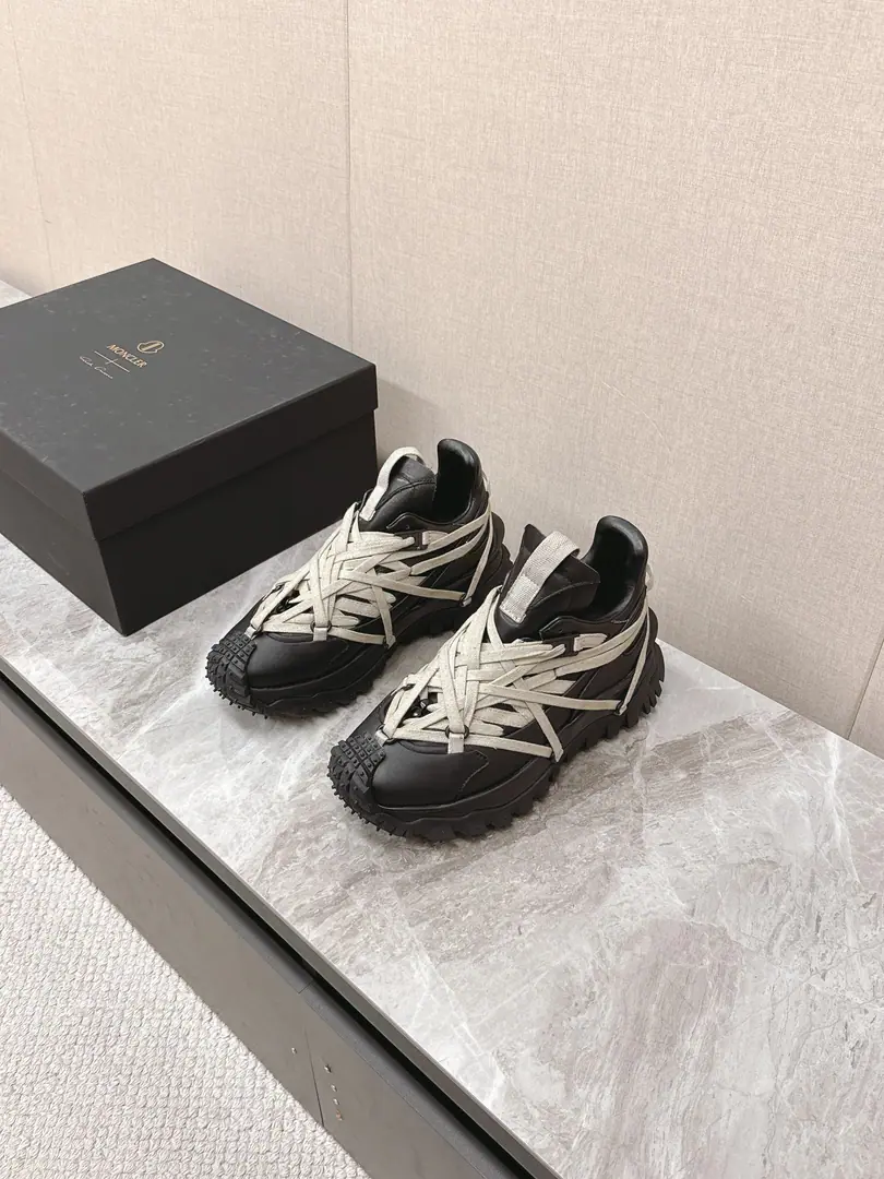 Rick Owens x Moncler Crazy tie.VBottoms. Mountain shoes. Couple money. The new shoes are so handsome this season.！SelectMonclerThe classic outdoor shoes.TrailgripAddRick OwensThe iconic strapped design and classicDustColour. These are more advanced than black., The counters are even smaller.. It's a super-complicated process. Skin on the shoe. The inside of the cow. Original Group Bottom It's not too light.Size: 35-40 Men39-45