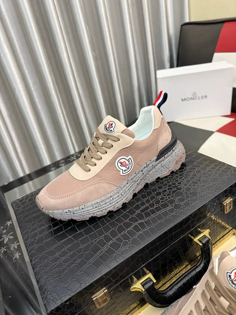 Get out of the factory.⌚️⌚️ Moncler- No, no, no. Men's winter., Import gas vents, Chlorbutyl rubber The various materials are made together., Shoes face design using shoelaces and rubber embedded, Back up.MonclerMark, BaseTPU+Rubber+High-ball rubber bubbles., Very resilient and durable., Make it more comfortable., It's worth the effort, both on the shoe and the color design.！ Size: 38-46