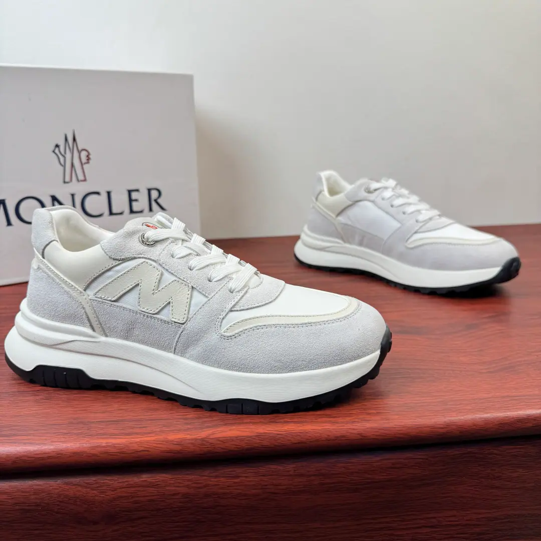 Moncler/- No, no, no. A man's new sneakers. This sneaker is nylon-coated nylon-coated velvet-faced leather-shoe., I'm gonna blend in with the black-faced leather stripe., The side is pretty sharp.“M”Alphabet leather identification, The details of the shoe tongue with the branding weave logo, A combination of flexible, double-colour rubber skating and deflating the bottom., The leather fabric is mixed inside., The logo, the cow's skin and foot., I'm just gonna go up and get some air.！Full packaged dustproof bags！ Size: 39-40-41-42-43-44 Standard leather shoe size.（38/45You're not going to back off.）