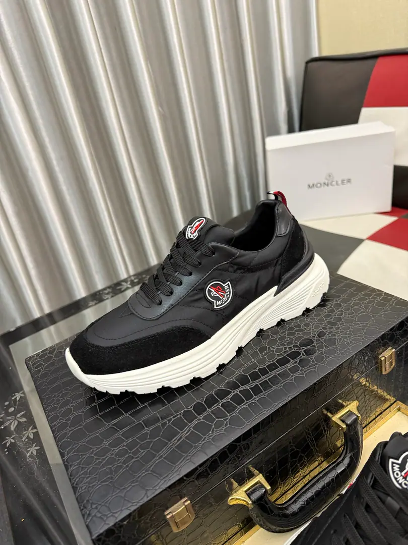 Get out of the factory.⌚️⌚️ Moncler- No, no, no. Men's winter., Import gas vents, Chlorbutyl rubber The various materials are made together., Shoes face design using shoelaces and rubber embedded, Back up.MonclerMark, BaseTPU+Rubber+High-ball rubber bubbles., Very resilient and durable., Make it more comfortable., It's worth the effort, both on the shoe and the color design.！ Size: 38-46