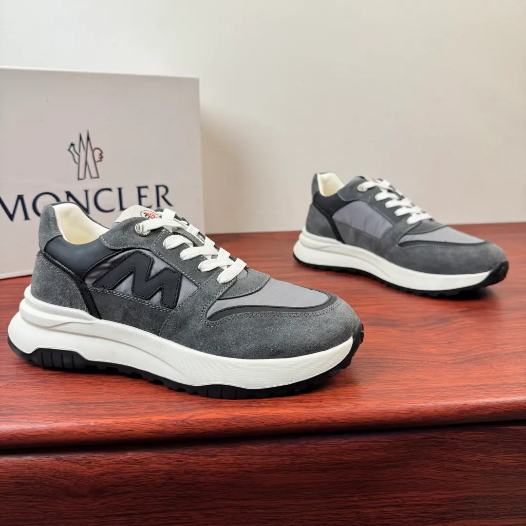 Moncler/- No, no, no. A man's new sneakers. This sneaker is nylon-coated nylon-coated velvet-faced leather-shoe., I'm gonna blend in with the black-faced leather stripe., The side is pretty sharp.“M”Alphabet leather identification, The details of the shoe tongue with the branding weave logo, A combination of flexible, double-colour rubber skating and deflating the bottom., The leather fabric is mixed inside., The logo, the cow's skin and foot., I'm just gonna go up and get some air.！Full packaged dustproof bags！ Size: 39-40-41-42-43-44 Standard leather shoe size.（38/45You're not going to back off.）