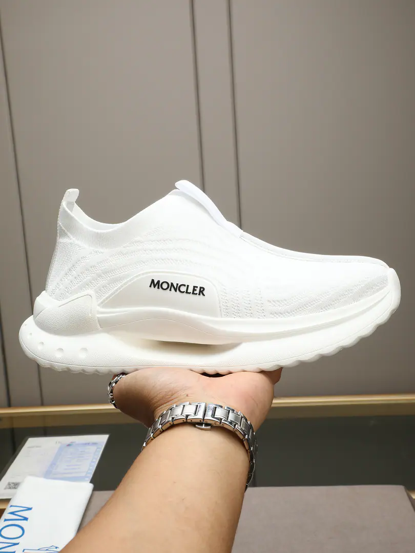 P MonclerA man with a sneakers outside., It's a very comfortable, slitic feature., It's for outdoors or urban walks.. Both innovation and innovation, Function as one with graphic details, I'm inspired by the high mountain atmosphere., Explanatory fashion.. High density of shoes weave+Into the air.！The big bottom is so light., Very resilient and durable., Make it more comfortable.！39-44(38 45Do it.)4Colour Selection