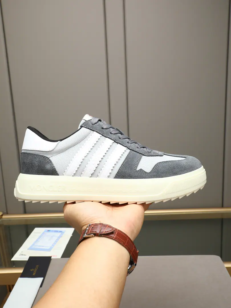 P MonclerThe Monk Man's outdoors., It's a very comfortable, slitic feature., A multiplicity of original materials is integrated, In the air network.！The big bottom is so light., Very resilient and durable., Make it more comfortable.！38-44(45Do it.)