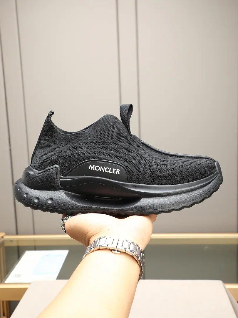 P MonclerA man with a sneakers outside., It's a very comfortable, slitic feature., It's for outdoors or urban walks.. Both innovation and innovation, Function as one with graphic details, I'm inspired by the high mountain atmosphere., Explanatory fashion.. High density of shoes weave+Into the air.！The big bottom is so light., Very resilient and durable., Make it more comfortable.！39-44(38 45Do it.)4Colour Selection