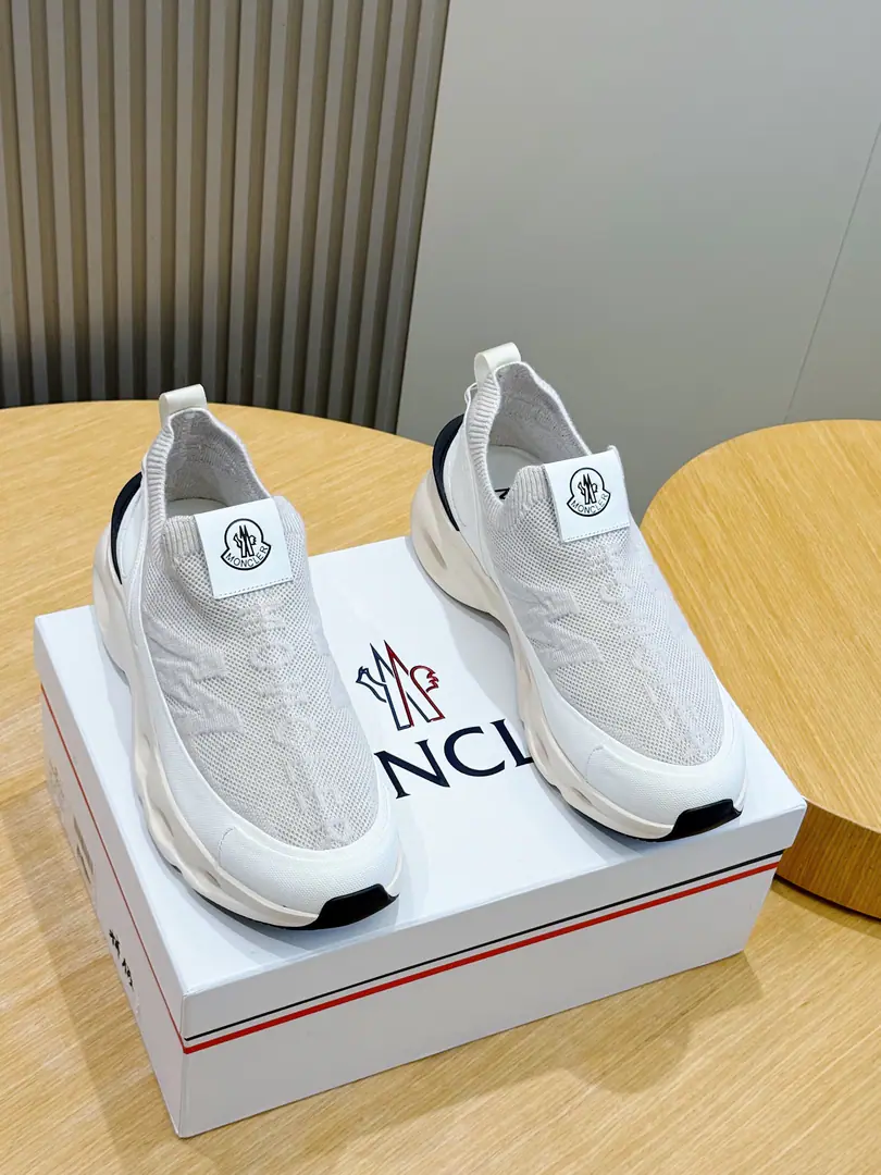 Moncler - No, no, no.Monte RunnerSports shoes It's a fashioned sock sneakers., It's a functional knitting of shoes.EVATo provide a light edge and flexibility to runners at the middle end, And...Vibram MEGAGRIPThe soles of the stripes make the sneakers fit into any terrain.. Metal-based needle-weaving shoe-face tie TPU- The soles of the tails. EVABottom High performanceVibram MEGAGRIPRubber compound soles Bottom height of shoes: 4centimetres Size:39-44(38.45Custom）