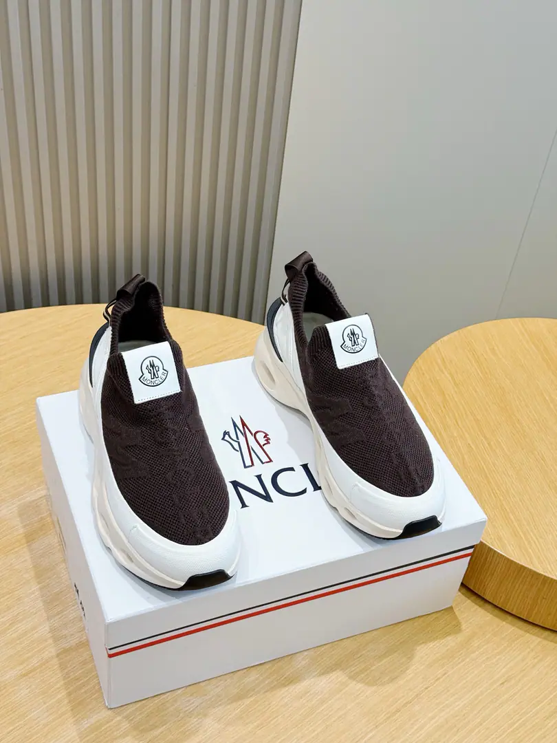 Moncler - No, no, no.Monte RunnerSports shoes It's a fashioned sock sneakers., It's a functional knitting of shoes.EVATo provide a light edge and flexibility to runners at the middle end, And...Vibram MEGAGRIPThe soles of the stripes make the sneakers fit into any terrain.. Metal-based needle-weaving shoe-face tie TPU- The soles of the tails. EVABottom High performanceVibram MEGAGRIPRubber compound soles Bottom height of shoes: 4centimetres Size:39-44(38.45Custom）
