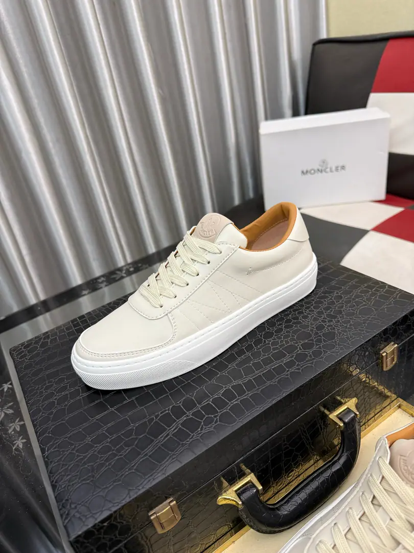 Get out of the factory.⌚️⌚️ Moncler- No, no, no. Men's winter., Import gas vents, Chlorbutyl rubber The various materials are made together., Shoes face design using shoelaces and rubber embedded, Back up.MonclerMark, BaseTPU+Rubber+High-ball rubber bubbles., Very resilient and durable., Make it more comfortable., It's worth the effort, both on the shoe and the color design.！ Size: 38-46