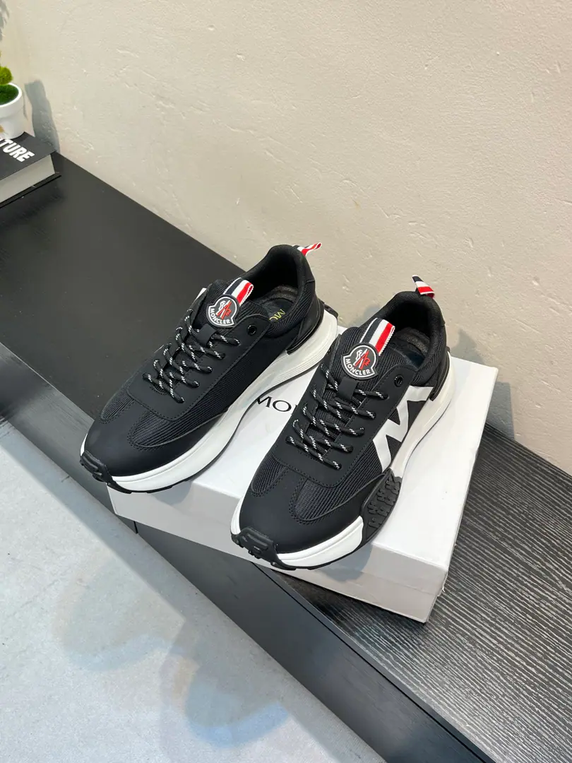Moncler/A masked man's leisure shoe., It's a very comfortable, slitic feature., Use of a cattle skin net, The netted inside., Both innovation and innovation, Function as one with graphic details, Explanatory fashion.. Rubber Bottom, Very resilient and durable., Make it more comfortable.！ Size: 38-44（45I'll make sure I don't change it.）