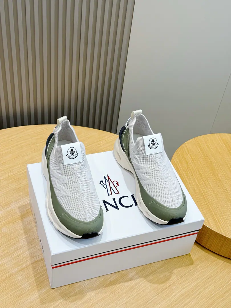 Moncler - No, no, no.Monte RunnerSports shoes It's a fashioned sock sneakers., It's a functional knitting of shoes.EVATo provide a light edge and flexibility to runners at the middle end, And...Vibram MEGAGRIPThe soles of the stripes make the sneakers fit into any terrain.. Metal-based needle-weaving shoe-face tie TPU- The soles of the tails. EVABottom High performanceVibram MEGAGRIPRubber compound soles Bottom height of shoes: 4centimetres Size:39-44(38.45Custom）