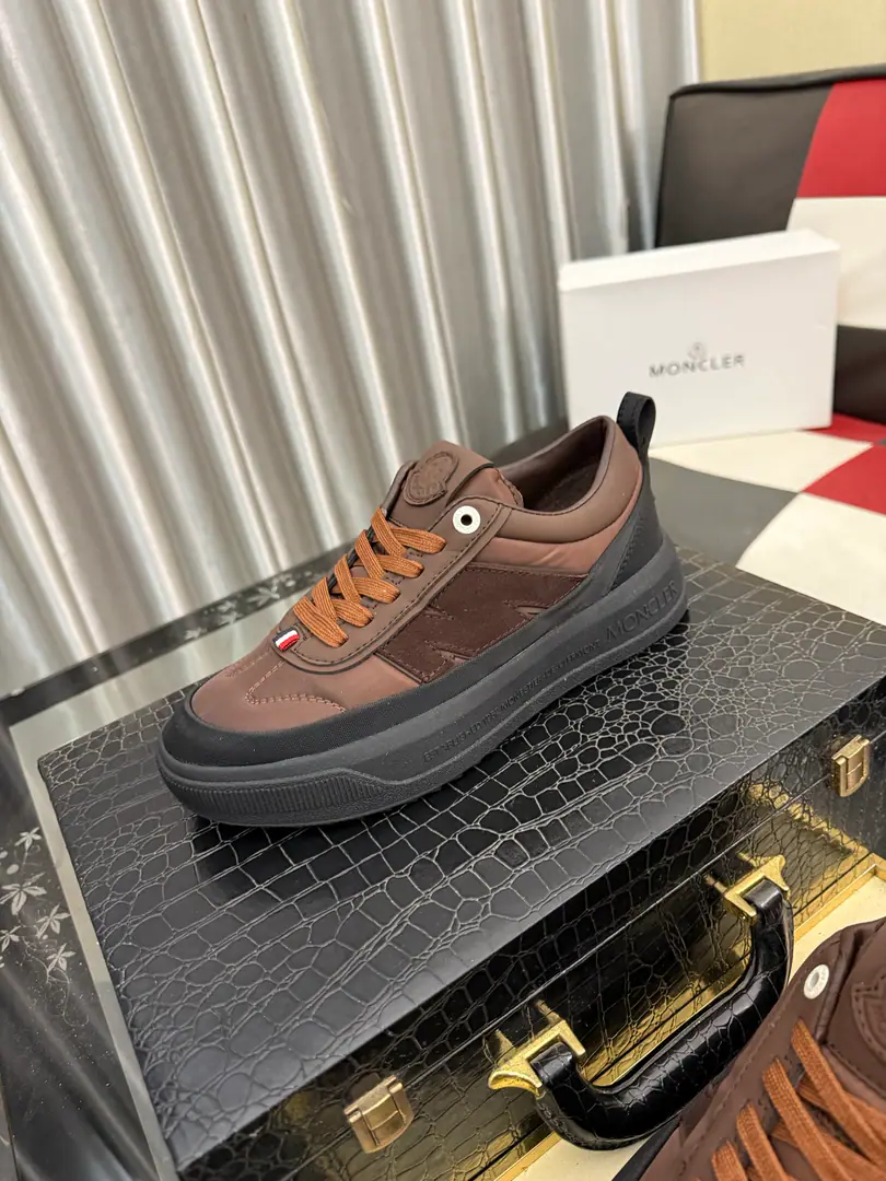 Get out of the factory.⌚️⌚️ Moncler- No, no, no. Men's winter., Import gas vents, Chlorbutyl rubber The various materials are made together., Shoes face design using shoelaces and rubber embedded, Back up.MonclerMark, BaseTPU+Rubber+High-ball rubber bubbles., Very resilient and durable., Make it more comfortable., It's worth the effort, both on the shoe and the color design.！ Size: 36-46