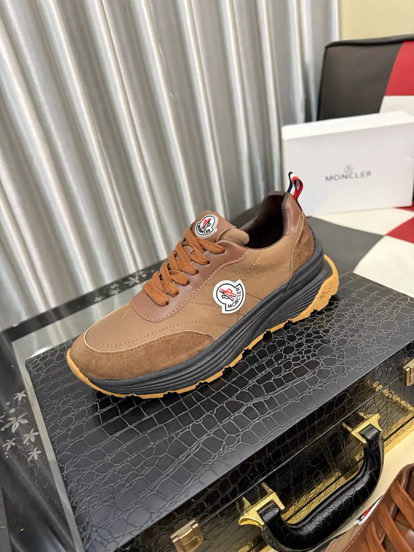 Get out of the factory.⌚️⌚️ Moncler- No, no, no. Men's winter., Import gas vents, Chlorbutyl rubber The various materials are made together., Shoes face design using shoelaces and rubber embedded, Back up.MonclerMark, BaseTPU+Rubber+High-ball rubber bubbles., Very resilient and durable., Make it more comfortable., It's worth the effort, both on the shoe and the color design.！ Size: 38-46