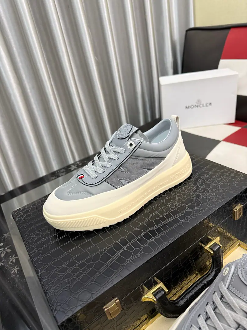 Get out of the factory.⌚️⌚️ Moncler- No, no, no. Men's winter., Import gas vents, Chlorbutyl rubber The various materials are made together., Shoes face design using shoelaces and rubber embedded, Back up.MonclerMark, BaseTPU+Rubber+High-ball rubber bubbles., Very resilient and durable., Make it more comfortable., It's worth the effort, both on the shoe and the color design.！ Size: 36-46