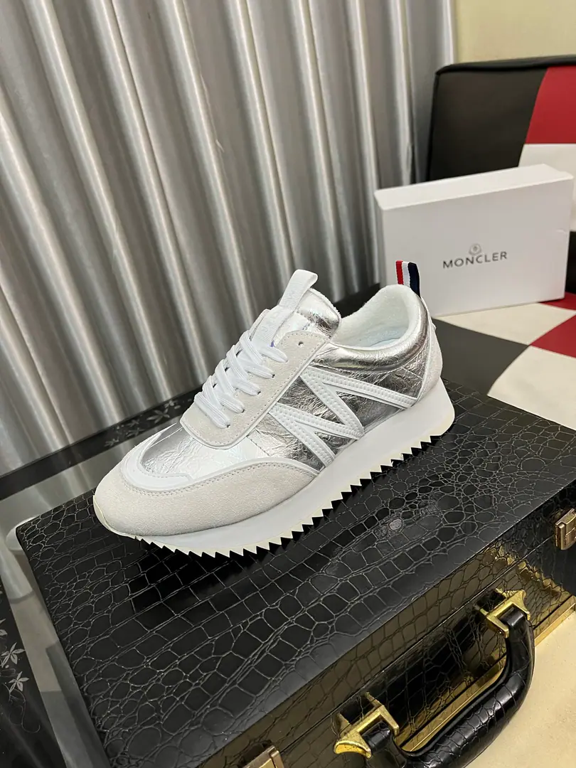 Get out of the factory.⌚️⌚️ Moncler- No, no, no. 2025Men's winter., Import gas vents, Chlorbutyl rubber The various materials are made together., Shoes face design using shoelaces and rubber embedded, Back up.MonclerMark, BaseTPU+Rubber+High-ball rubber bubbles., Very resilient and durable., Make it more comfortable., It's worth the effort, both on the shoe and the color design.！ Size: 36-46