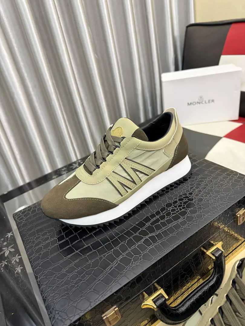 Get out of the factory.⌚️⌚️ Moncler- No, no, no. Men's winter., Import gas vents, Chlorbutyl rubber The various materials are made together., Shoes face design using shoelaces and rubber embedded, Back up.MonclerMark, BaseTPU+Rubber+High-ball rubber bubbles., Very resilient and durable., Make it more comfortable., It's worth the effort, both on the shoe and the color design.！ Size: 38-46