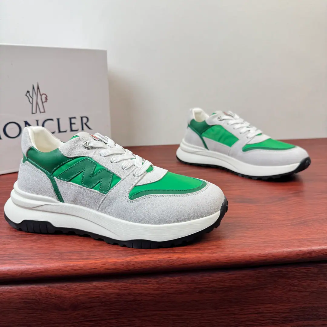 Moncler/- No, no, no. A man's new sneakers. This sneaker is nylon-coated nylon-coated velvet-faced leather-shoe., I'm gonna blend in with the black-faced leather stripe., The side is pretty sharp.“M”Alphabet leather identification, The details of the shoe tongue with the branding weave logo, A combination of flexible, double-colour rubber skating and deflating the bottom., The leather fabric is mixed inside., The logo, the cow's skin and foot., I'm just gonna go up and get some air.！Full packaged dustproof bags！ Size: 39-40-41-42-43-44 Standard leather shoe size.（38/45You're not going to back off.）