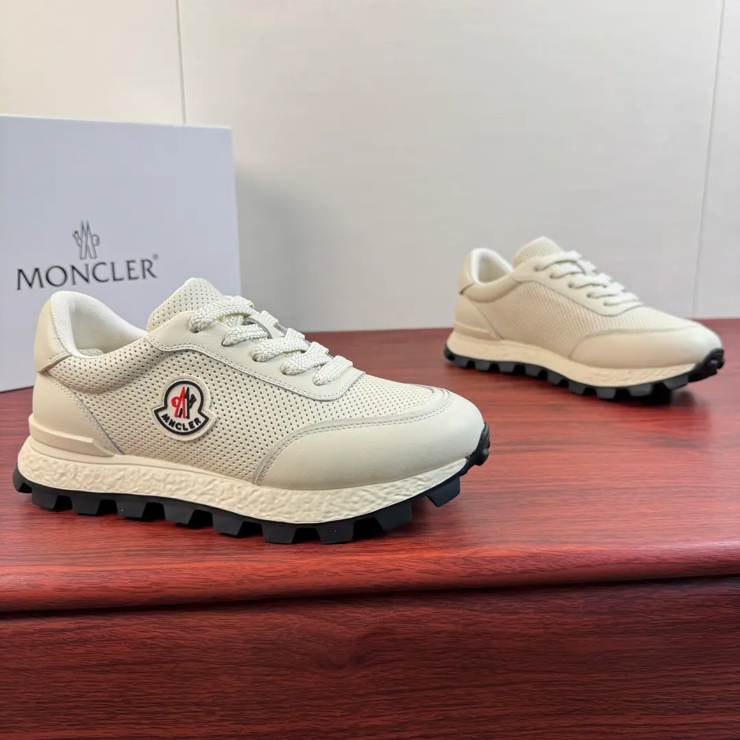Moncler/- You're welcome. TrailgripMen hitting leather sneakers., Showtime is the lead.！ It's a good thing.--It's for the various activities., To provide light care for the pace, The first recommendation for a light-weight, thick-down, light-handed, and a little bit of luxury.！ Selection of quality light-skinned cattle leather-shoes, The Euro-American classic, the type., Roundhead smooth cow skin. Slam the punctures and leather shoes. The classics of the waist.MONCLERDetails of the badge identification, Real leather.+Eclothed shoes., Carbon fibres between the middle and bottom increase resilience, In the eyes of the technology network., Increase the permeability of shoe-shoes, And provide comfort buffers., Super-light rubber foamed soles., Combination of the rubber floor of the super-soya beans, The grip is strong and the comfort is great., I'll do the leather work., The heavyweights make the best things out of them., Full package！ Size: 39-40-41-42-43-44 Standard leather shoe size（38.45.46But you're not going to support the retreat.） The cargo.: -03-1 White