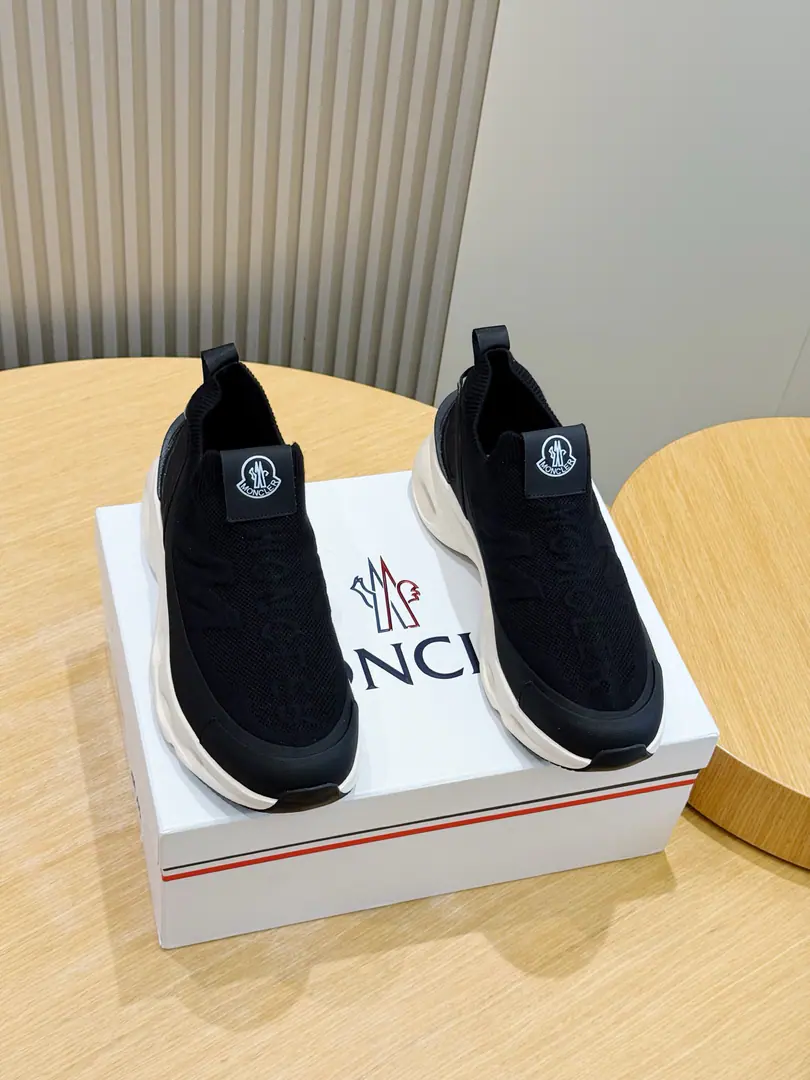 Moncler - No, no, no.Monte RunnerSports shoes It's a fashioned sock sneakers., It's a functional knitting of shoes.EVATo provide a light edge and flexibility to runners at the middle end, And...Vibram MEGAGRIPThe soles of the stripes make the sneakers fit into any terrain.. Metal-based needle-weaving shoe-face tie TPU- The soles of the tails. EVABottom High performanceVibram MEGAGRIPRubber compound soles Bottom height of shoes: 4centimetres Size:39-44(38.45Custom）