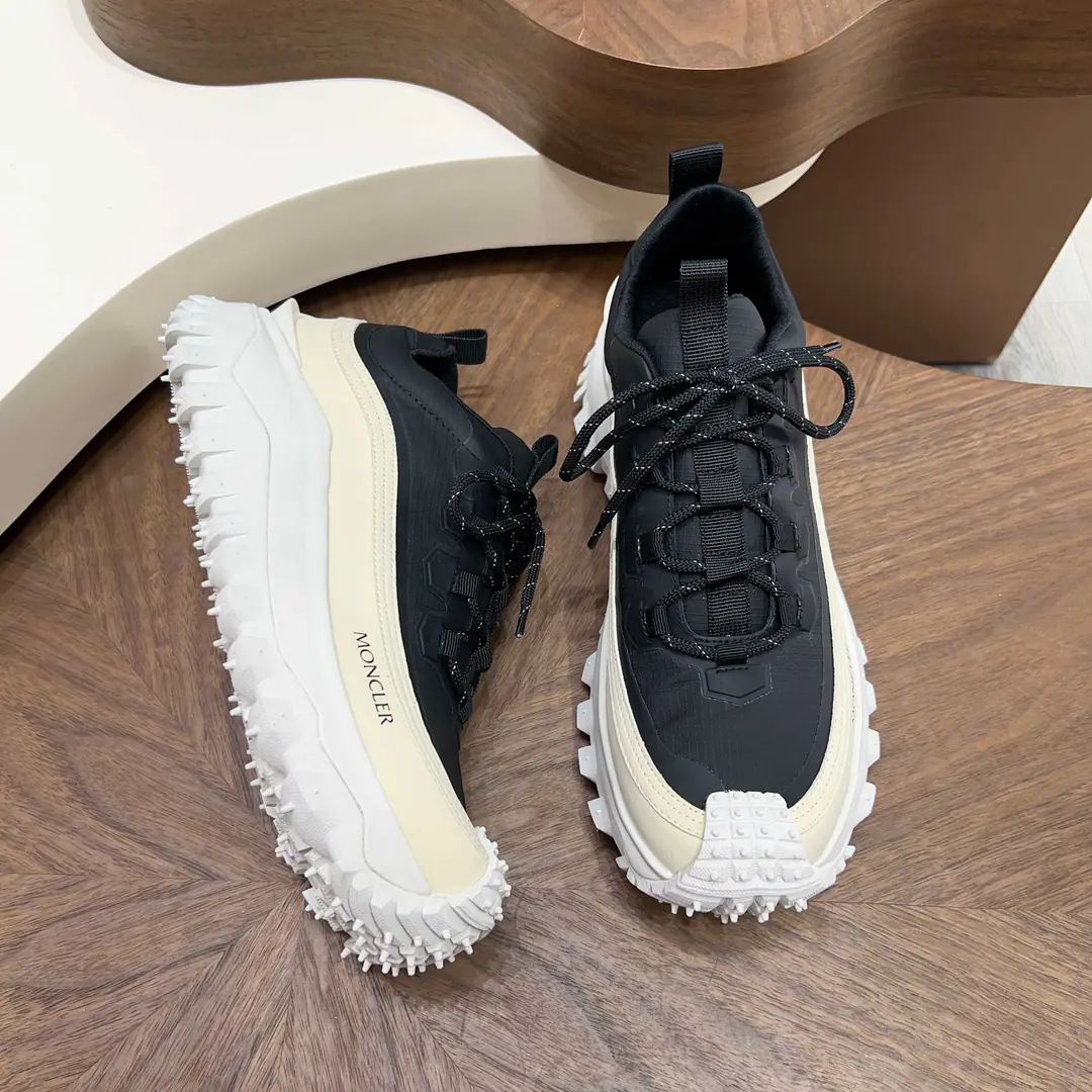 Specialized materialsMoncler- No, no, no. - Men's shoes.,Import gas vents, Chlorbutyl rubber The various materials are made together., Shoes face design using shoelaces and rubber embedded, Back up.MonclerMark, BaseTPU+Rubber+High-ball rubber bubbles., Very resilient and durable., Make it more comfortable., It's worth the effort, both on the shoe and the color design.！Size: 39-44（38 45Do it.）