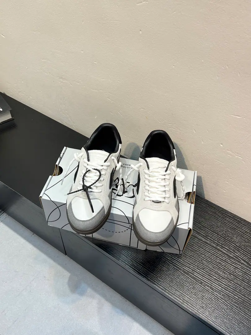 🌟OFF WHITE⚡️Couple money.⚡️2026The latest German shoe on Spring Xia Network., Codes:35-45 （45Do it.） Latest release of the market's highest quality version👊“Out of office”Original version of the series, Original set,, Production process1:1Original➰OFF GREY WHITE OW ➰🔜More and more stars have a different choice of negro.🔸It's a classic.🔸Innovating in the tide🔸♪ The way you're tied up ♪ ♪ The way you're built ♪🔝Not a fashion-designed nosy, but a bright black horse from the vanguard.🐴🆙♪ And don't follow the waves ♪🔅Unentitled beauty.🔅 Fabulous.💯Head, skin. Refried.💯Importing head-level sheep. Foot.💯Original modeling high-ball green mats. Bottom💯Original package, process Otsumi!💯The original model of the rubber floor.（Never yellow.）The layout is superb., The color is so bright., It's a solid-body thing.👍 Packaging💯Synchronize the full package of the official network（Brand bags., Brand wrapping paper., Accreditation, Brand bags.）