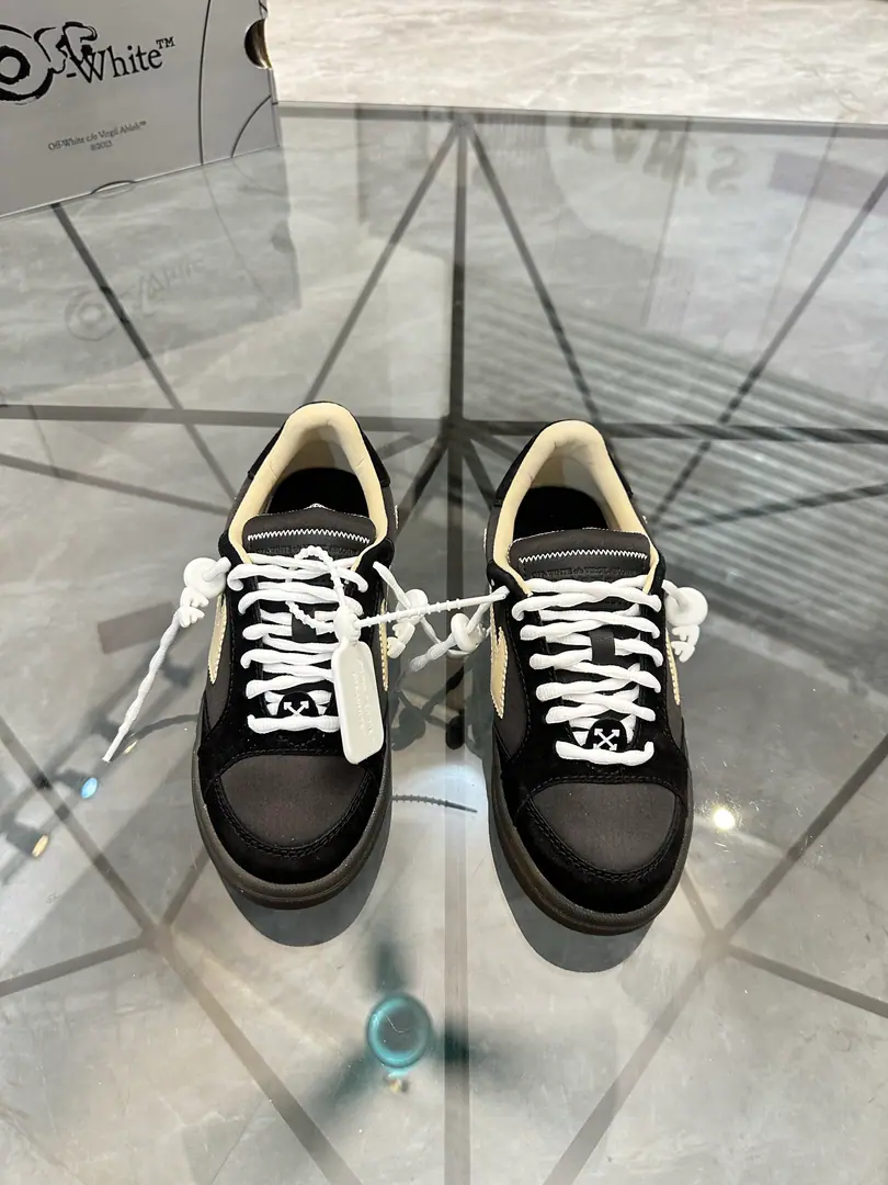 Sell Price: ¥ Trade marks: OFF WHITE *「OFF WHITE*」Low-ass leisure shoes. Positive code number: 35-45(Make a reservation.46)Couple money. Commodity materials: Shoeboard cabinet originals, Into the air., Original Base. Part No. No.: H