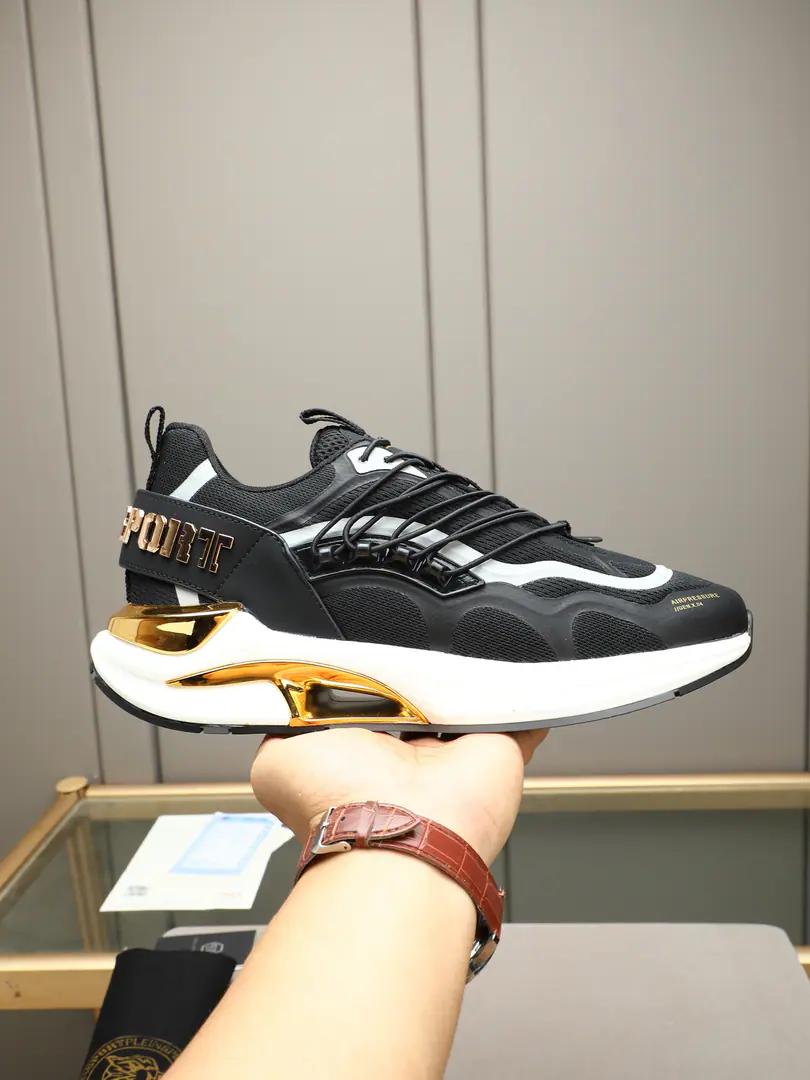 P Philipp Plein Philip.·Prayn.PPNewly rich old man's shoes.☑️ The tycoon's a bad guy.Philipp Plein Sport, These old dad shoes are putting brand-marked and renegade genes into the ground.💥 Metal claw marks on the shoe side are self-traced., The brand stamp on the shoe tongue and the back., I'm hiding a unique touch of the tide., Rejects mediocrity.. Stereo-Big-Big-Pop Shoe-style, Hard lines with their own air field., The netted leather is a mix of air and skin., The upper foot is not soft.. Backstairs are still stunned., Daily commute, There's no pressure on the blunder., It's a thicker scale., Work pants., Sports pants., The jeans are easy to match., Keep your head down and open., A man who understands.get！ ▪Fabulous.: Original leather➕The netting. ▪Uchi.: Airnets. ▪He's tall.: 4cm ▪Otsumi!: Original popcorn bubble bottom ▪Codes: 39-46(45 46I'll make sure I don't change it.)