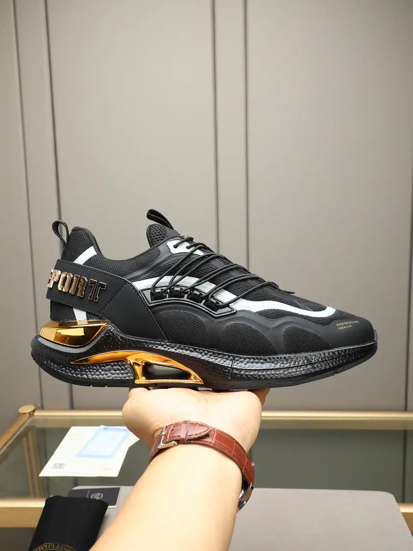 P Philipp Plein Philip.·Prayn.PPNewly rich old man's shoes.☑️ The tycoon's a bad guy.Philipp Plein Sport, These old dad shoes are putting brand-marked and renegade genes into the ground.💥 Metal claw marks on the shoe side are self-traced., The brand stamp on the shoe tongue and the back., I'm hiding a unique touch of the tide., Rejects mediocrity.. Stereo-Big-Big-Pop Shoe-style, Hard lines with their own air field., The netted leather is a mix of air and skin., The upper foot is not soft.. Backstairs are still stunned., Daily commute, There's no pressure on the blunder., It's a thicker scale., Work pants., Sports pants., The jeans are easy to match., Keep your head down and open., A man who understands.get！ ▪Fabulous.: Original leather➕The netting. ▪Uchi.: Airnets. ▪He's tall.: 4cm ▪Otsumi!: Original popcorn bubble bottom ▪Codes: 39-46(45 46I'll make sure I don't change it.)