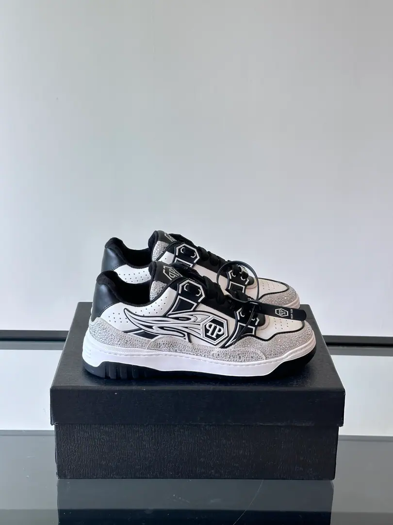 PP[PHILIP PLEIN]2025New item on the market., Top First Quality A pair of low-banded sneakers made of leather adds a little bit of a uniqueness to your shape., It's a unique outside.PPMarking, The urchins of the shoes are so comfortable., Dismantled cushions to increase comfort., Light-weight, skating-proof soles. Codes39-45 38.46Do it.