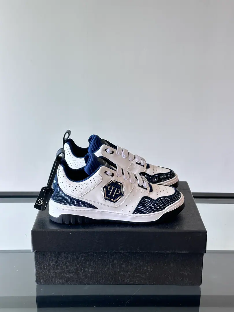 PP[PHILIP PLEIN]2025New item on the market., Top First Quality A pair of low-banded sneakers made of leather adds a little bit of a uniqueness to your shape., It's a unique outside.PPMarking, The urchins of the shoes are so comfortable., Dismantled cushions to increase comfort., Light-weight, skating-proof soles. Codes39-45 38.46Do it.