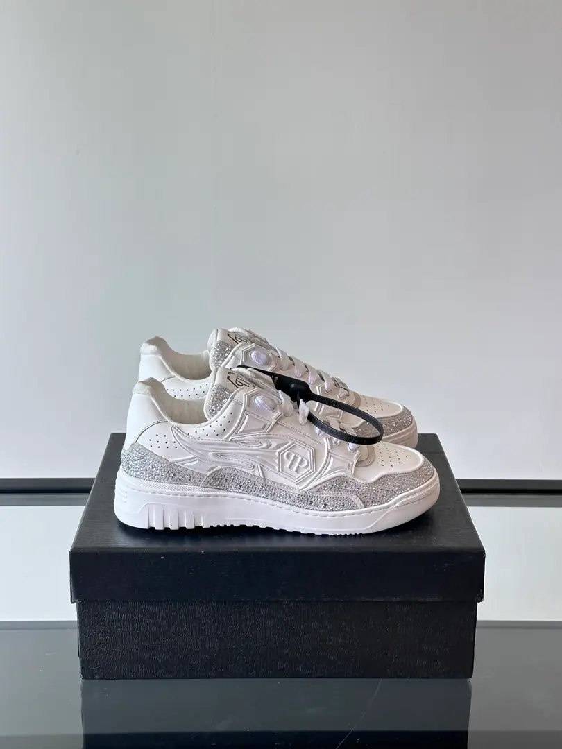 PP[PHILIP PLEIN]2025New item on the market., Top First Quality A pair of low-banded sneakers made of leather adds a little bit of a uniqueness to your shape., It's a unique outside.PPMarking, The urchins of the shoes are so comfortable., Dismantled cushions to increase comfort., Light-weight, skating-proof soles. Codes39-45 38.46Do it.