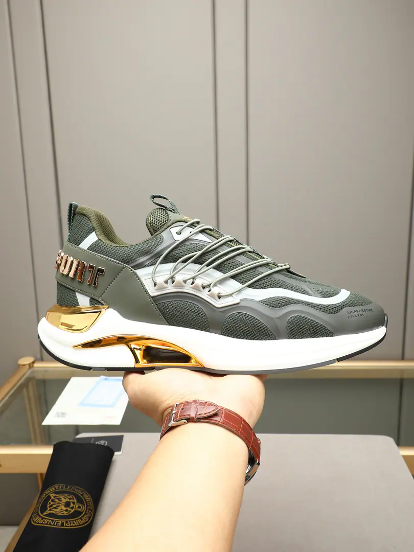 P Philipp Plein Philip.·Prayn.PPNewly rich old man's shoes.☑️ The tycoon's a bad guy.Philipp Plein Sport, These old dad shoes are putting brand-marked and renegade genes into the ground.💥 Metal claw marks on the shoe side are self-traced., The brand stamp on the shoe tongue and the back., I'm hiding a unique touch of the tide., Rejects mediocrity.. Stereo-Big-Big-Pop Shoe-style, Hard lines with their own air field., The netted leather is a mix of air and skin., The upper foot is not soft.. Backstairs are still stunned., Daily commute, There's no pressure on the blunder., It's a thicker scale., Work pants., Sports pants., The jeans are easy to match., Keep your head down and open., A man who understands.get！ ▪Fabulous.: Original leather➕The netting. ▪Uchi.: Airnets. ▪He's tall.: 4cm ▪Otsumi!: Original popcorn bubble bottom ▪Codes: 39-46(45 46I'll make sure I don't change it.)