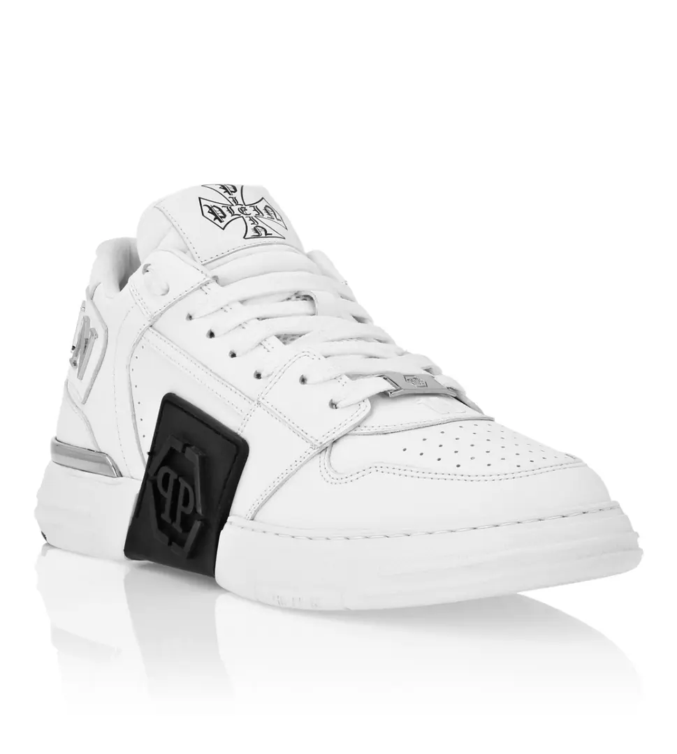 Get out of the factory. PP[PHILIP PLEIN]2026New item on the market., Top First Quality A pair of low-banded sneakers made of leather adds a little bit of a uniqueness to your shape., It's a unique outside.PPMarking, The urchins of the shoes are so comfortable., Dismantled cushions to increase comfort., Light-weight, skating-proof soles., Codes39-45 38.46Do it. Product Details One. Add some uniqueness to your look with these lo-top sneakers made of mixed hides. Check out the details.● Multicolour nappa, suede and patent● Rhinestone applications Logoed patch on the outer quarter,Perforated leather details Placed paddings for greater comfort Rubber midsole. Moulded outsole ● Inner lining and removable insole