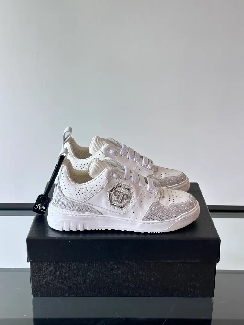 PP[PHILIP PLEIN]2025New item on the market., Top First Quality A pair of low-banded sneakers made of leather adds a little bit of a uniqueness to your shape., It's a unique outside.PPMarking, The urchins of the shoes are so comfortable., Dismantled cushions to increase comfort., Light-weight, skating-proof soles. Codes39-45 38.46Do it.