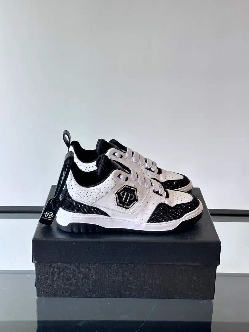 PP[PHILIP PLEIN]2025New item on the market., Top First Quality A pair of low-banded sneakers made of leather adds a little bit of a uniqueness to your shape., It's a unique outside.PPMarking, The urchins of the shoes are so comfortable., Dismantled cushions to increase comfort., Light-weight, skating-proof soles. Codes39-45 38.46Do it.