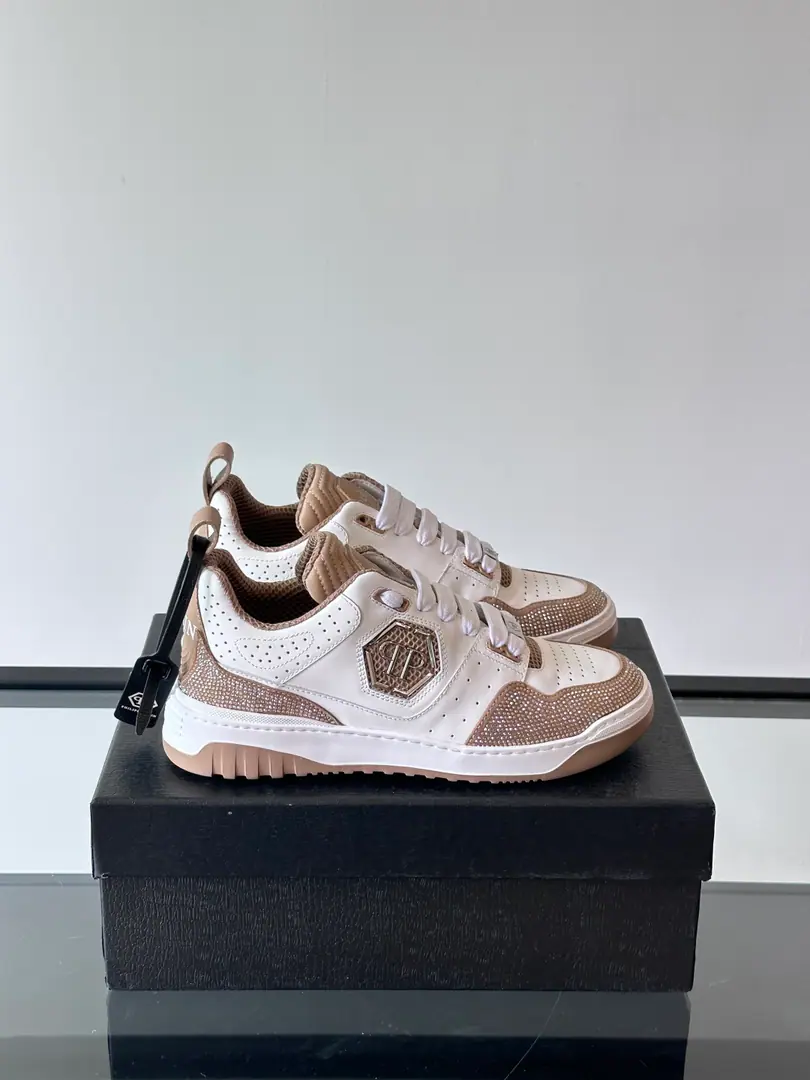 PP[PHILIP PLEIN]2025New item on the market., Top First Quality A pair of low-banded sneakers made of leather adds a little bit of a uniqueness to your shape., It's a unique outside.PPMarking, The urchins of the shoes are so comfortable., Dismantled cushions to increase comfort., Light-weight, skating-proof soles. Codes39-45 38.46Do it.